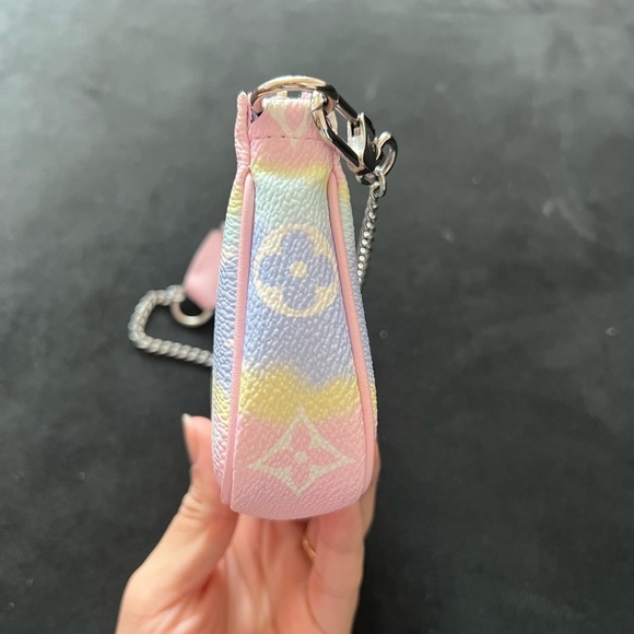 Louis Vuitton Limited Edition Escale Pastel Pochette - Picture 4 of 14